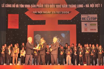 Nhận cup sản phẩm tiêu biểu 1000 năm